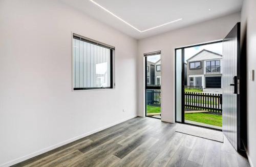 Hobsonville House | Stylish Hobsonville & Walk to the Beach