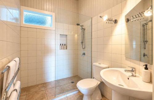 Ostend House | Crescent Villa - Stay Waiheke