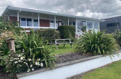 One Tree Point House | Big Beach house with 4 big bedrooms