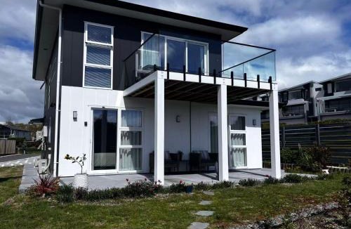 Two Mile Bay House | Brand new Lakeside cozy home
