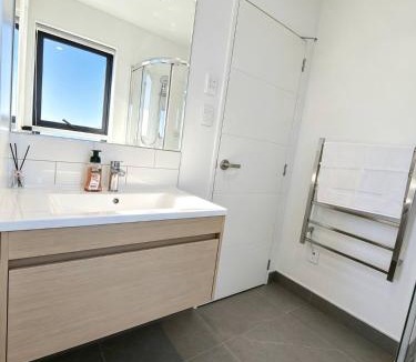 Mangere House | A New Home Near AKL AirportSleeps 7Free Parking