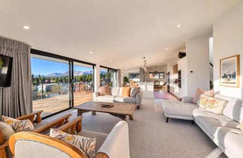 Lake Tekapo House | The Lookout with Lake Tekapo Views - Sleeps 6