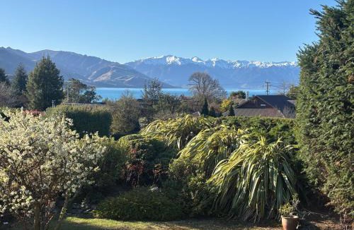 Lake Hawea Apartment | 80's batch with lake views