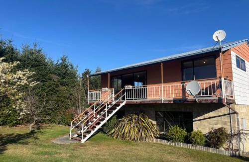 Lake Hawea Apartment | 80's batch with lake views