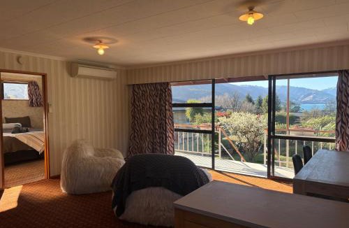 Lake Hawea Apartment | 80's batch with lake views