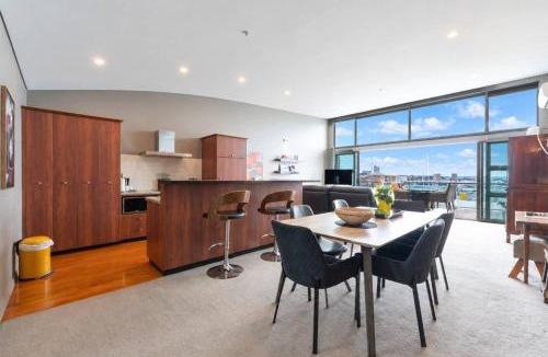 Auckland Central Business District Apartment | 3 Bedrooms Penthouse Unit with Princes Wharf View