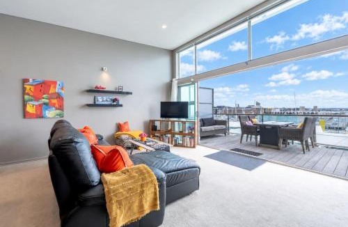 Auckland Central Business District Apartment | 3 Bedrooms Penthouse Unit with Princes Wharf View