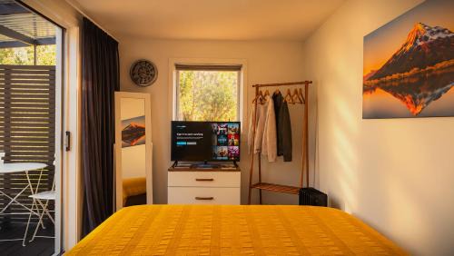 New Plymouth House | Cozy Tiny House in Garden Setting, 3 Minute Drive to Back Beach
