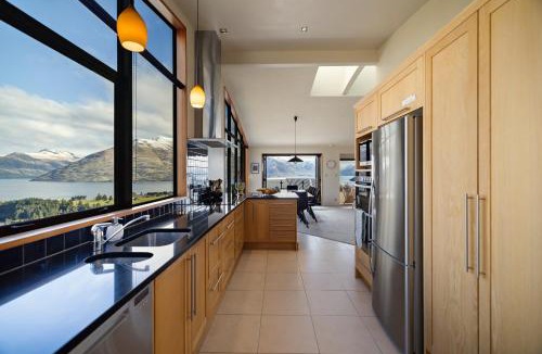 Queenstown Villa | Alpine Luxury on London