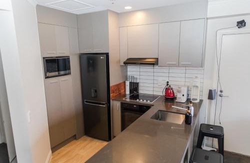 Auckland Central Business District Apartment | Entire Apartment 21st Floor Queen Street with Free Parking