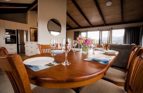 Te Anau House | Four Peaks Matai Escape - Te Anau