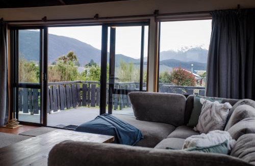 Te Anau House | Four Peaks Matai Escape - Te Anau