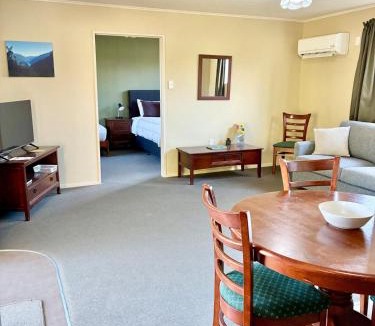 Manapouri Apartment | Manapouri Cottage 1