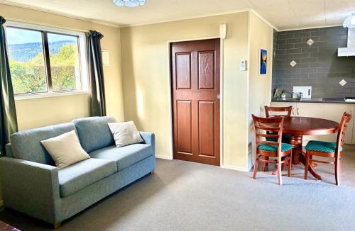 Manapouri Apartment | Manapouri Cottage - 2