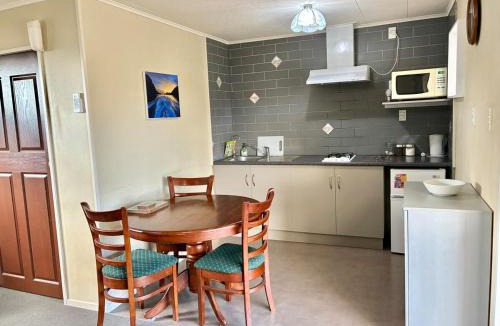 Manapouri Apartment | Manapouri Cottage - 2