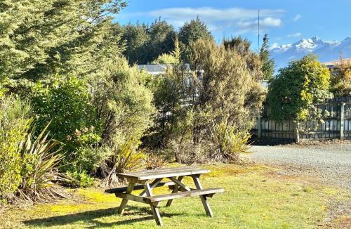 Manapouri Apartment | Manapouri Cottage - 2