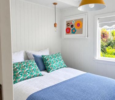 Stanmore Bay House | Rosies cottage hideaway in Stanmore Bay with lovely seaview