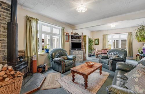 Blenheim House | Ezy Walk - Blenheim Holiday Home