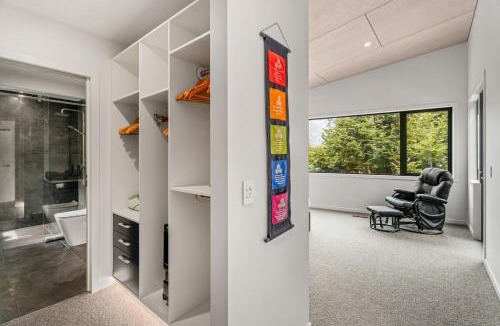 Mount Creighton House | Family home in the forest epic views & spa