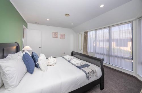 Hamilton Villa | Tranquil River Views, proximity & Games Room