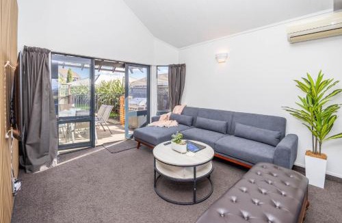 Hamilton Villa | Tranquil River Views, proximity & Games Room