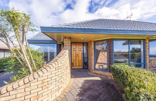 Hamilton Villa | Tranquil River Views, proximity & Games Room
