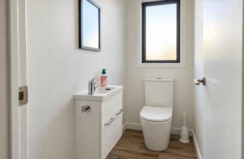 Te Anau House | Glaisnock Cottage Lake and Mountain Views