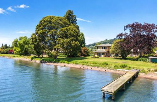 Ngongotaha House | Shore Haven - Lakefront Spa Pool Sleeps 8