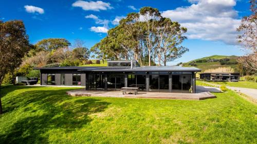Haumoana House | Millar Ridge | Spa, Views & Pet Friendly