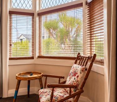 Frankton House | Country Charm - King Bed - Walk to Stadium & CBD