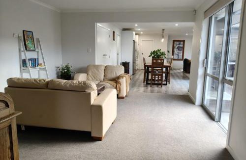 Feilding House | Central, Modern and Homely