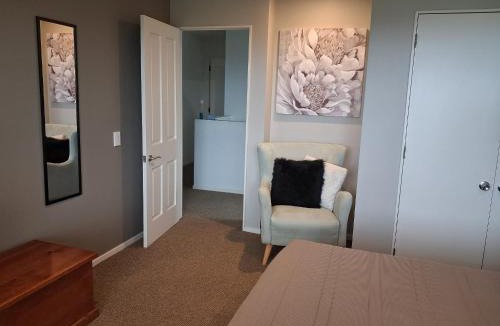 Paraparaumu Beach Bed & Breakfast | Beach Golf Shops Home within a home