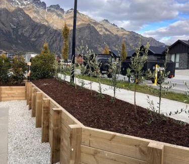 Kawarau Falls House | Remarkables Retreat, 2BR Close to Slopes & Airport, Sleeps 5