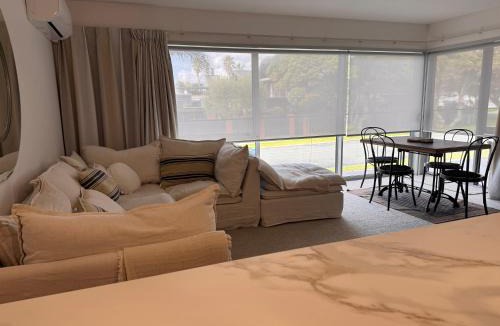 Mount Maunganui Apartment | Modern Beach Apartment with Pool & Location