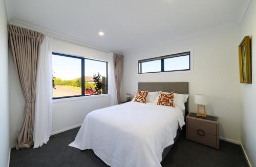 Dinsdale Villa | Modern Two Bedroom Home with Garage Near Hamilton Lake
