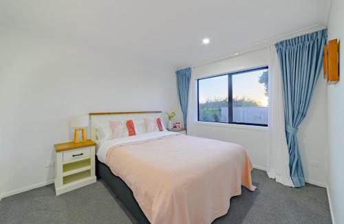 Dinsdale Villa | Modern Two Bedroom Home with Garage Near Hamilton Lake