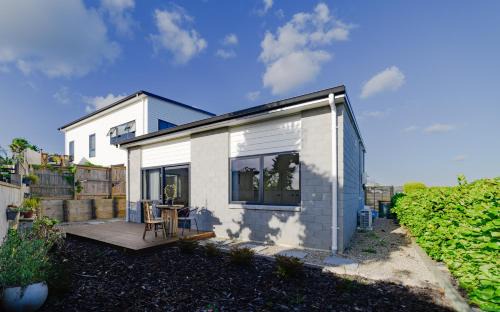 Dinsdale Villa | Modern Two Bedroom Home with Garage Near Hamilton Lake