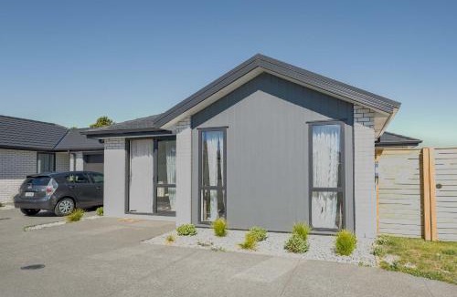 Halswell House | Comfortable Stay in Halswell Close to Shops & Park