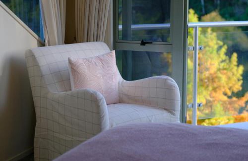 Hamilton North Villa | River Edge Retreat 4 Bedrooms