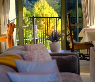 Hamilton North Villa | River Edge Retreat 4 Bedrooms