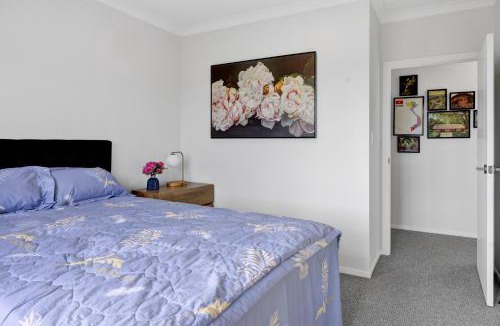Hawera Bed & Breakfast | Modern private room with shared cozy living