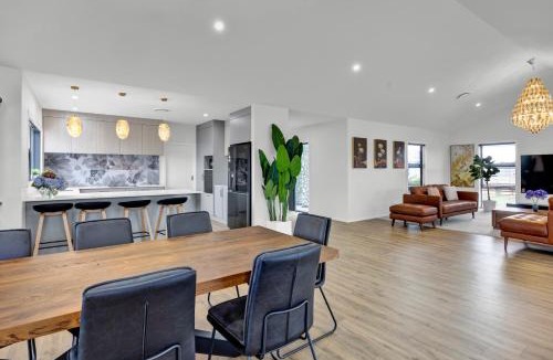 Hawera Bed & Breakfast | Modern private room with shared cozy living