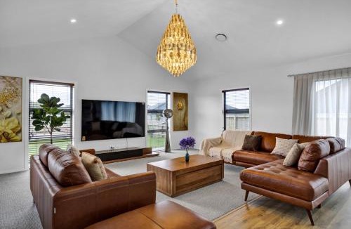 Hawera Bed & Breakfast | Modern private room with shared cozy living