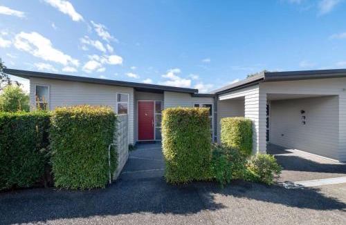 Rotorua Apartment | Kowhai Views - Stylish & Modern in Great Location