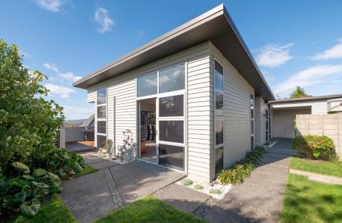 Rotorua Apartment | Kowhai Views - Stylish & Modern in Great Location