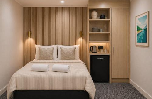 Otumoetai Hostel | The Bach Tauranga - Private Guest Rooms by the Harbour!