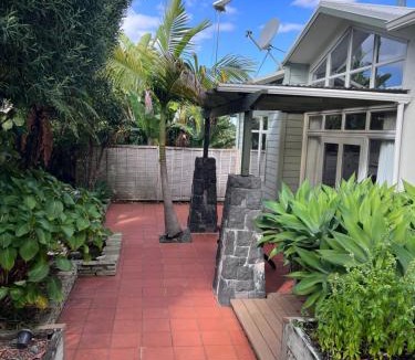 Massey House | Cozy home near Westgate shopping centre and Royal reserve
