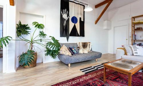 Nelson Apartment | Artist's Studio Retreat with Courtyard