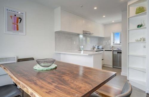 Kingsland House | Morningside Modern 3BR Home with Double Parking