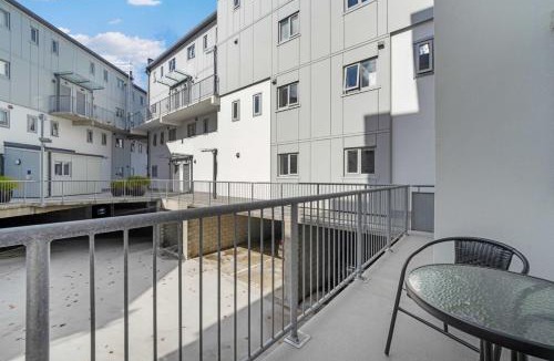 Kingsland House | Morningside Modern 3BR Home with Double Parking